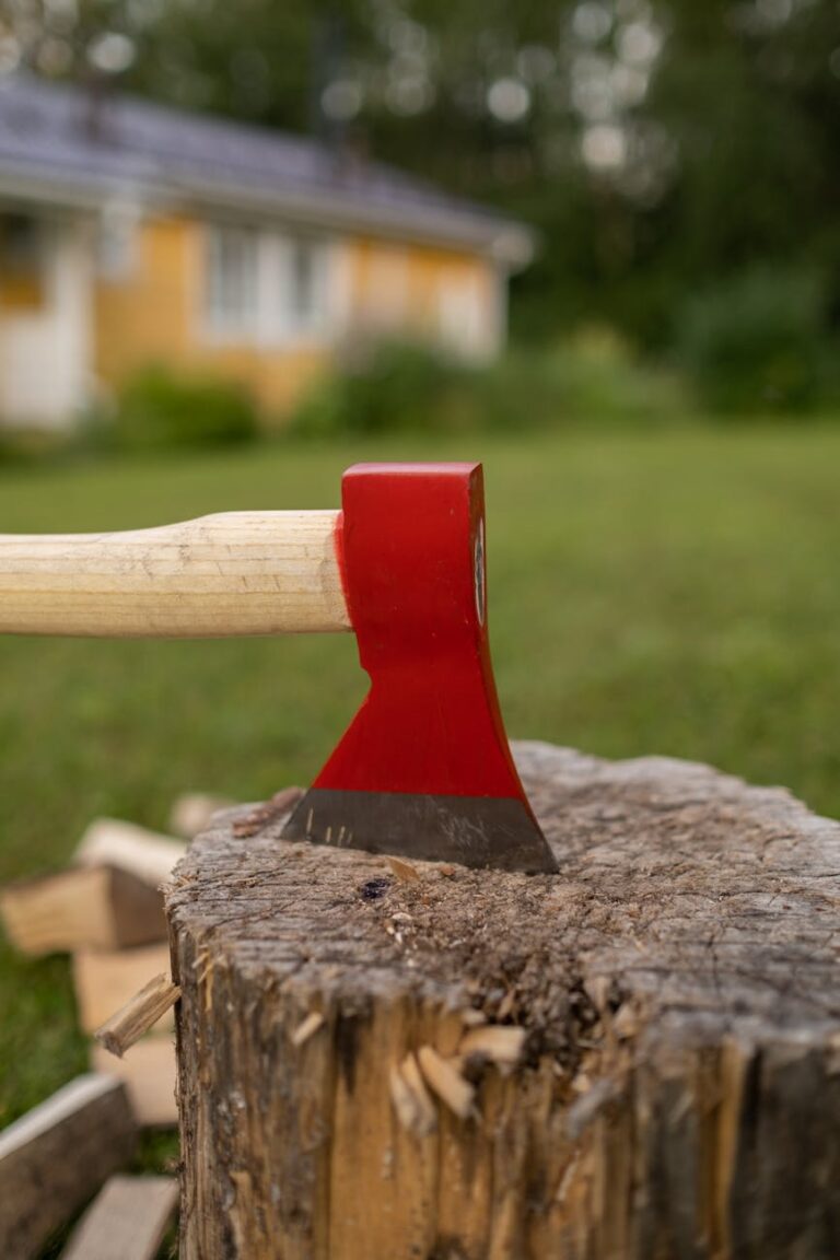 Jakie narzędzia ogrodowe pozwolą odpowiednio przygotować drewno na opał?