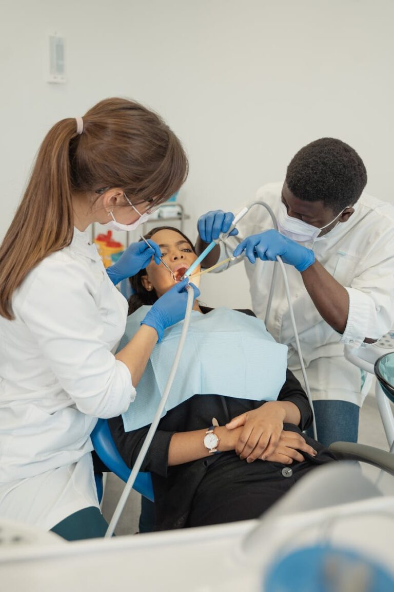 Czy zęby można wybielać, jeśli ma się implant?